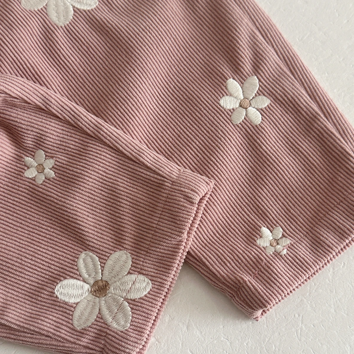 Koreanischer Stil Baby Jungen Mädchen Overalls Gänseblümchen-Stickerei Denim-Latzhosen Kinder-Overalls für Frühling Herbst 0-3 Jahre – Detail 12