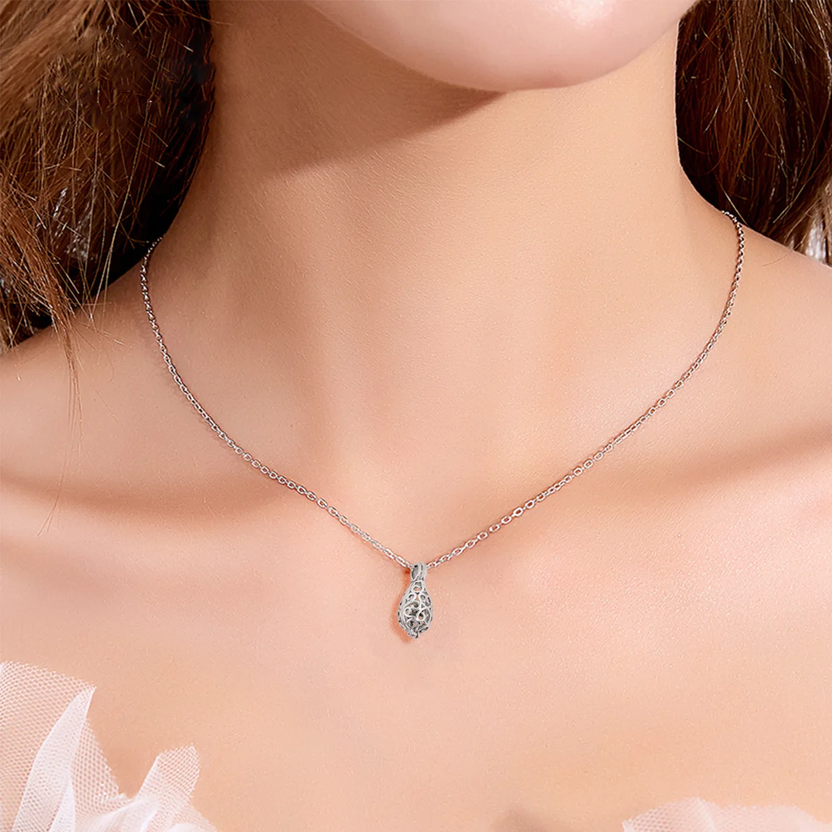 Pelelith قلادة Waterdrop شكل جوفاء التدريجي قلادة الإبداعية القطن الكرة حامل براعة رائعة هدية فريدة لها