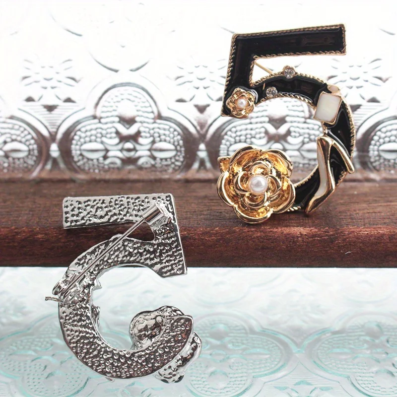 Retro Small Fragrance Black Number 5 Brooch Personality Niche Delicate Corsage