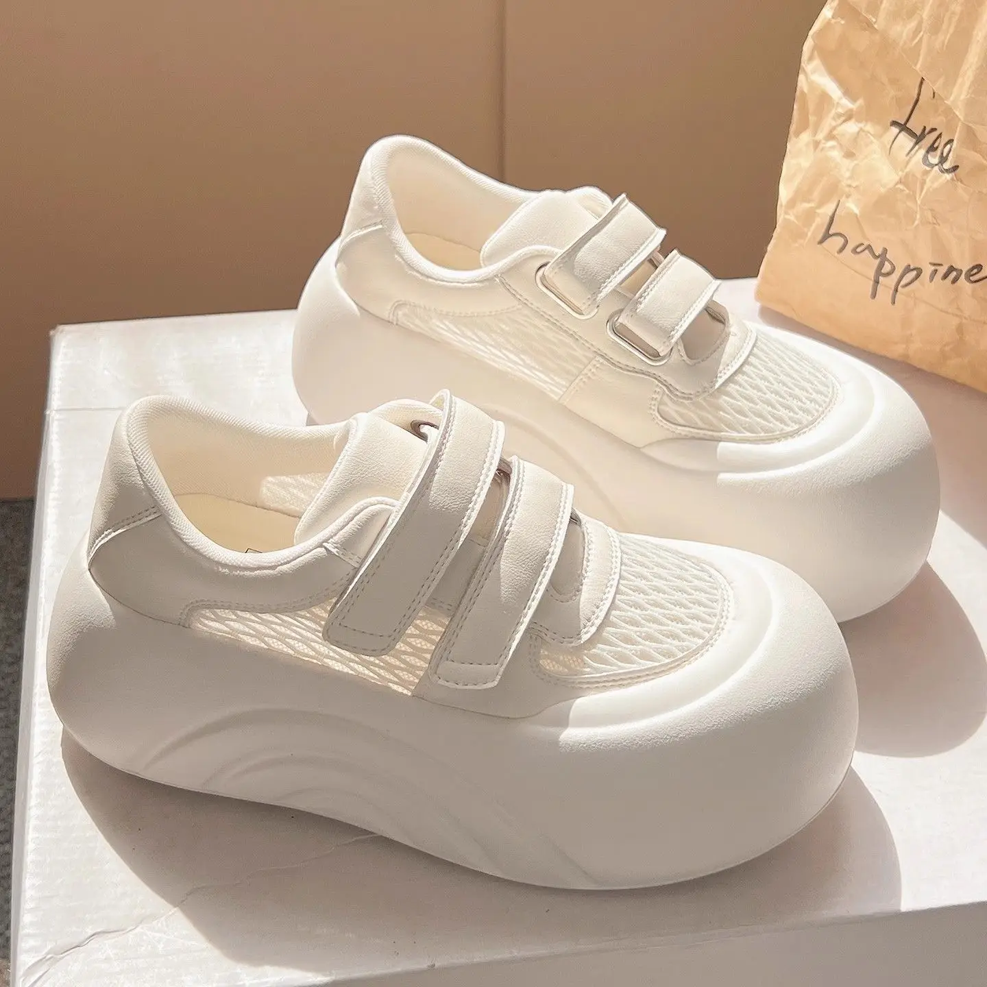 2025 صيف جديد المرأة سميكة وحيد شبكة تنفس أحذية رياضية تنوعا حذاء كاجوال للارتداء اليومي تصميم عصري الأحذية