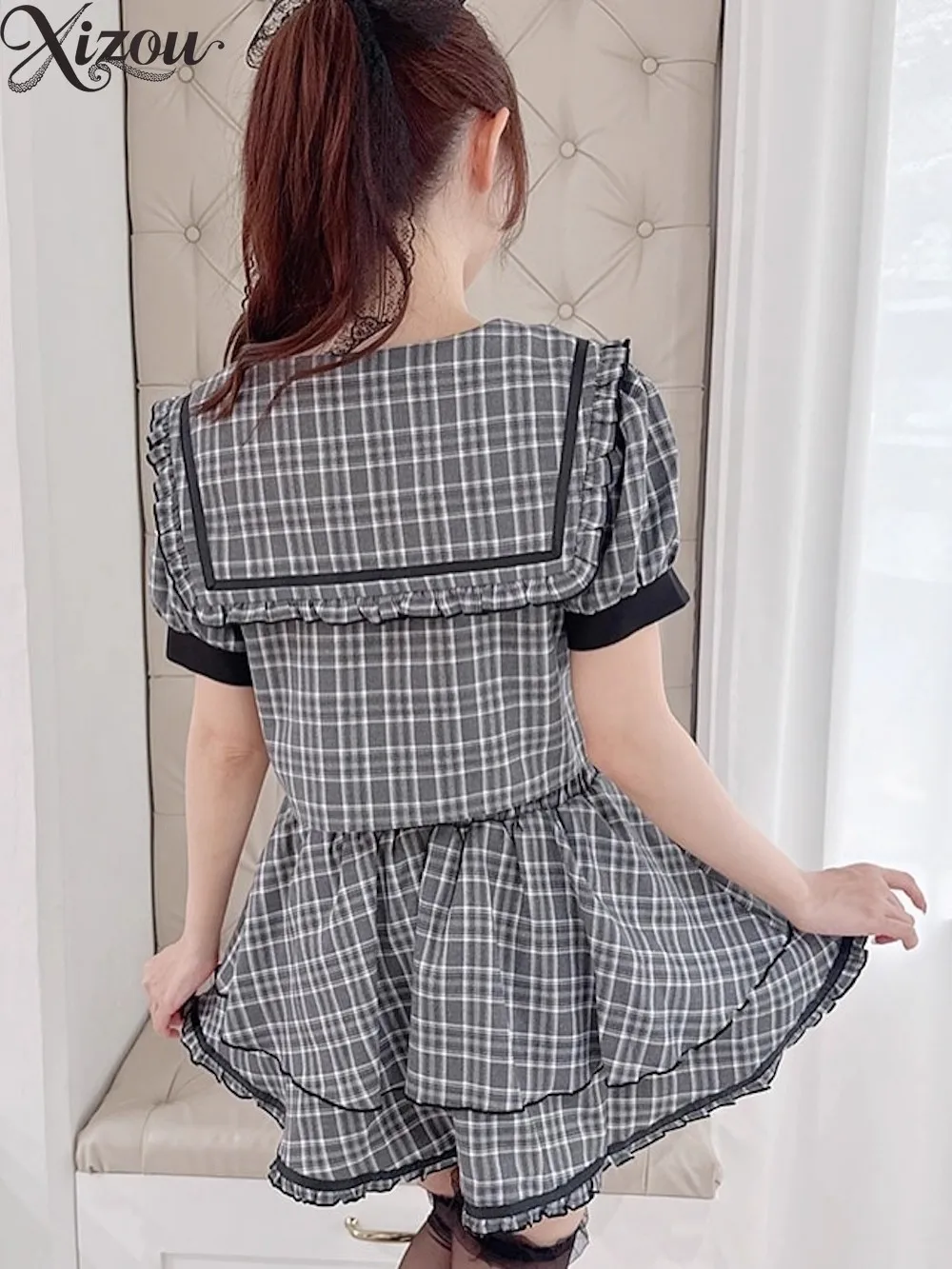 日本の女性用ツーピースセット、ボウネイビーカラー半袖シャツ、ハイウエストレイヤードフリルAラインチェック柄スカート、サマーアウトフィット2025
