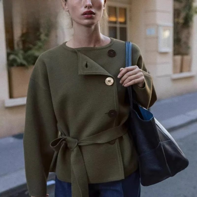 

Модное вязаное короткое пальто с поясом, осенняя новинка, женская одежда, из волокнистого материала, с длинными рукавами, круглым вырезом горловины.