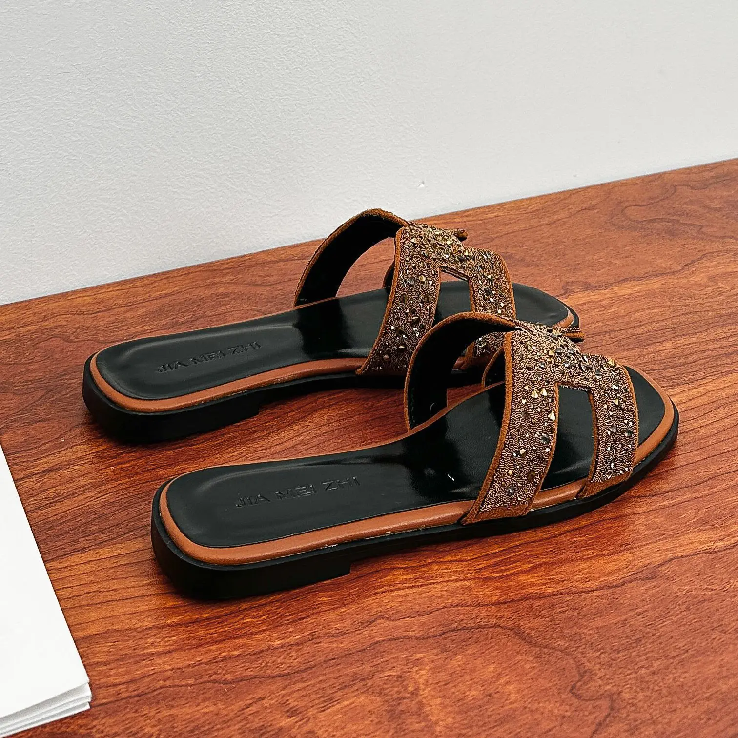 

Летние женские шлепанцы во французском стиле, модные, популярные в интернете, с декором из страз, универсальные, плоские, цельные, пляжные сандалии.