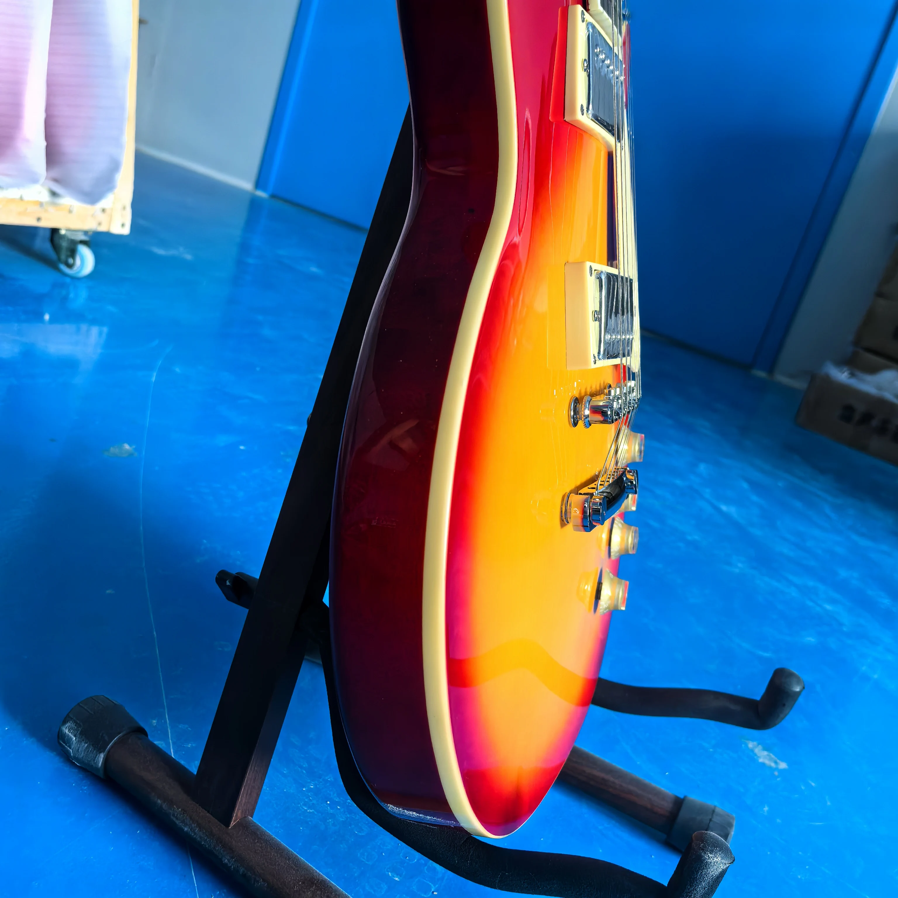 

Factory direct sale of 6-string electric guitar, red circle and yellow, rosewood fingerboard with square inlays, in stock!