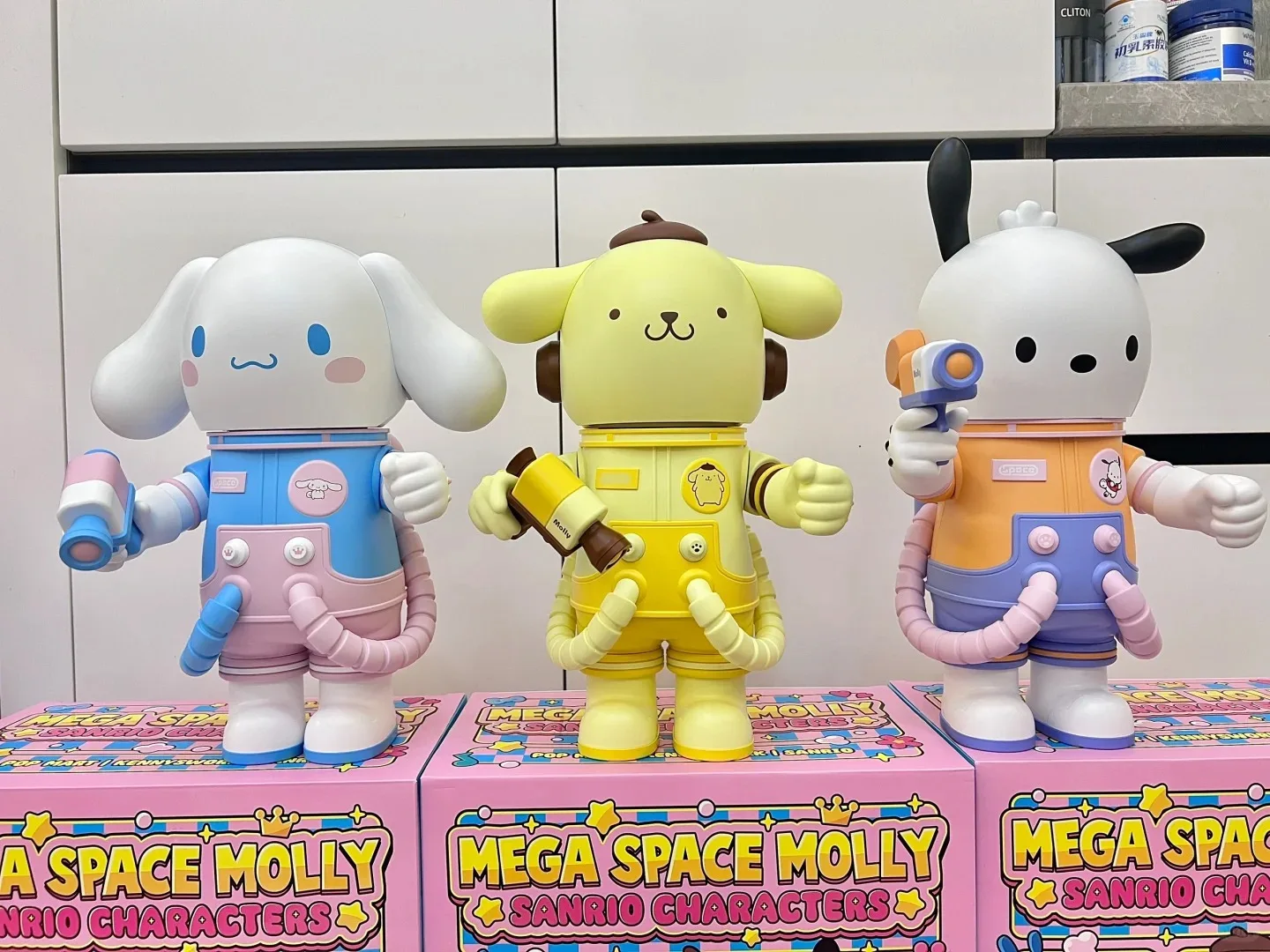 POPMART منتج أصلي ساخن SPACE Molly 400% Sanrio Family MEGA صندوق أعمى قابل للجمع هدية ديكور رائعة