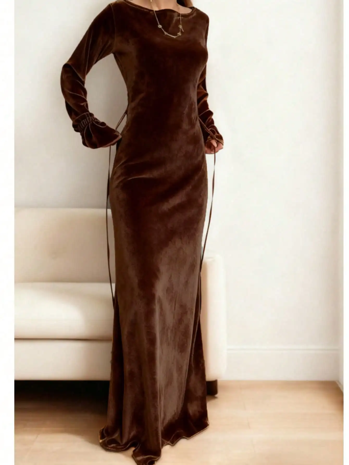 Elegante Vestido Maxi Ajustado de Terciopelo con Mangas Largas y Cordones Laterales – Elegante Vestido de Noche Marrón, Vestido de Terciopelo de Moda, Elegante