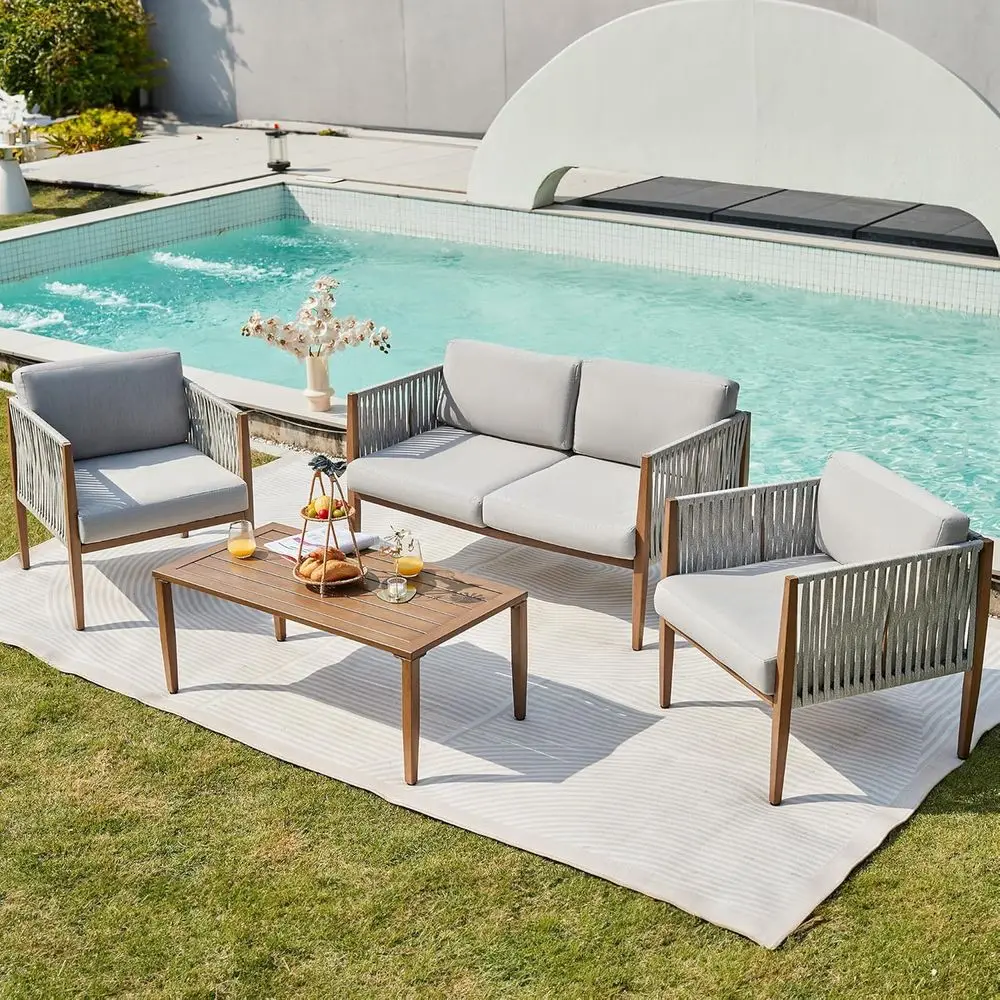 

Комплект садовой мебели из 4 предметов: глубокая диванная группа с плетеным из веревки и тканым узором, металлическим каркасом с имитацией дерева, плюшевые подушки из олефина.