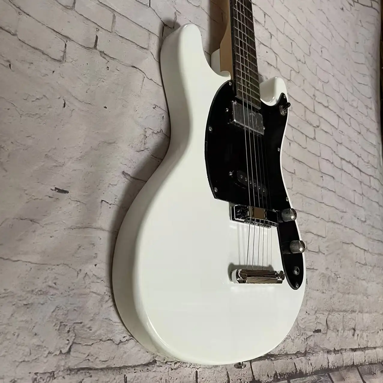 Electric Guitar 6-Chord Small Foot Style Electric Guitar, White Body, Factory Realistic Photo, Order and Ship Immediately, In St