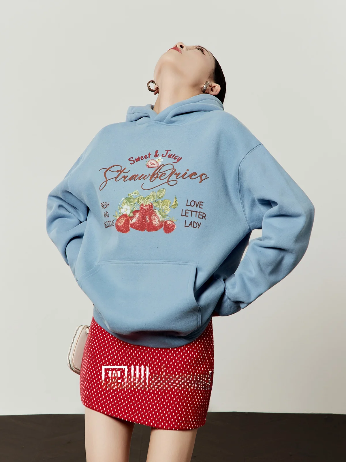 

Blue Fleece-Lined Oversized Strawberry Print Hoodie Women's Casual Top Spring 2026 New Arrival Comfortable Loose Sweatshirt