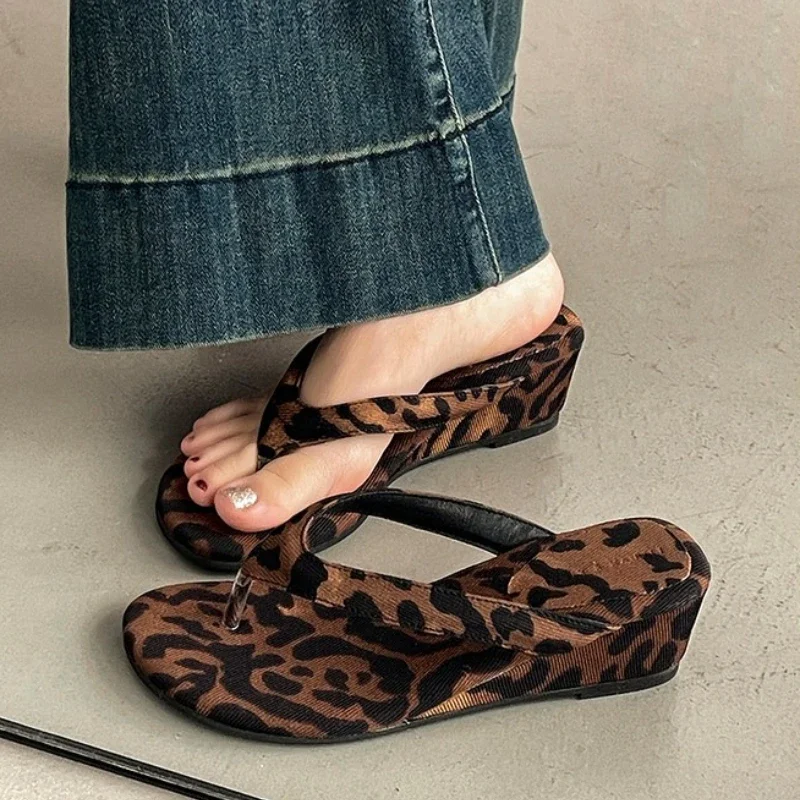 

Designer Summer Women Wedges Heel Slippers Concise Street Style Dress Slide Ladies Non Slip Beach Vacation Clip Toe Sandalias