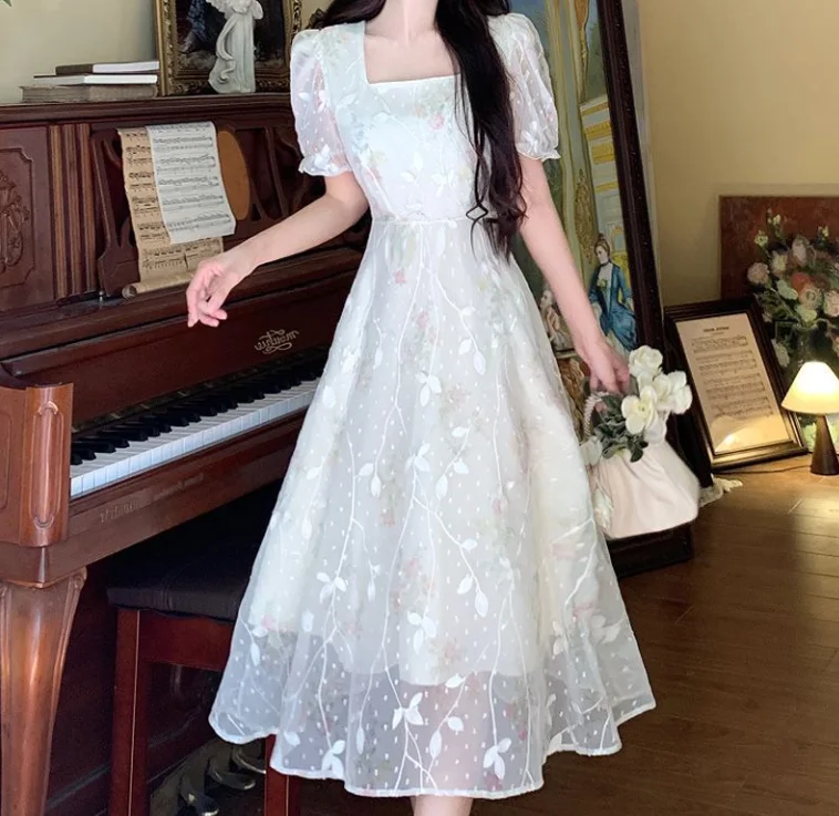 Jurk met vierkante hals in Franse stijl voor de zomer van 2025, nieuwe high-end dunne taille afslankende temperament a-lijn bloemen mesh-jurk
