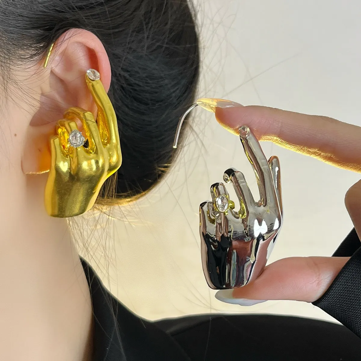 1PC Novelty Metal Hand Design Earcuff Dangle Earrings for Women Fashion Show Statement Jewelry Accessories
