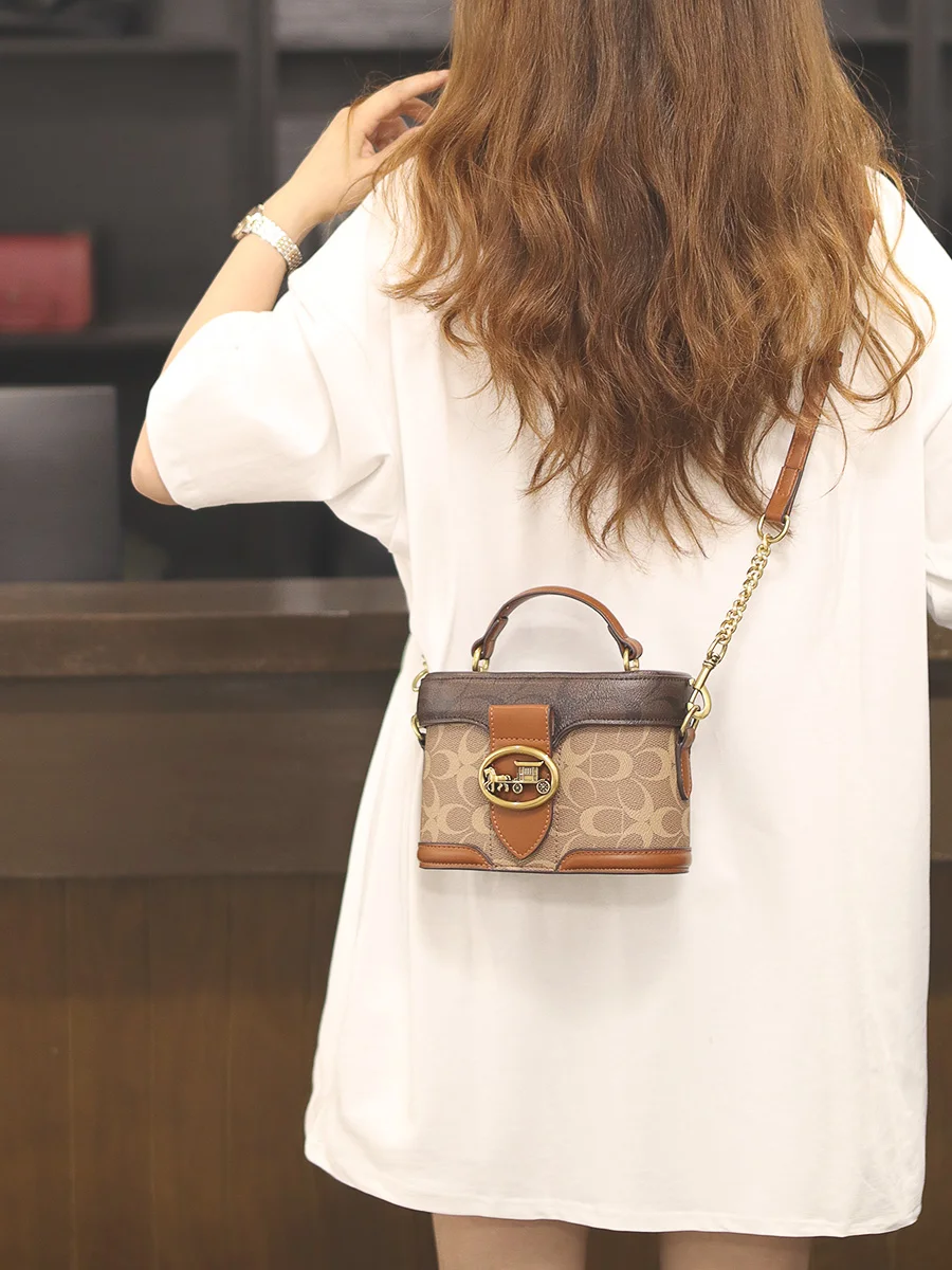 

Ретро и роскошная косметичка с очаровательным декоративным принтом и металлическим замком. Популярная и универсальная женская ручная сумка через плечо.