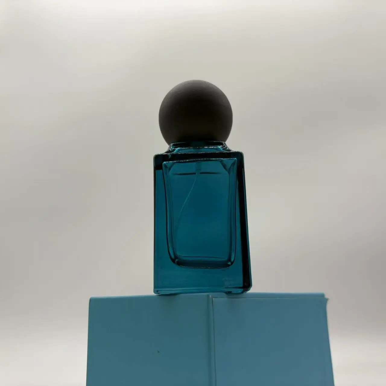 

1Pcs Luxurious 50ml Colored Glass Perfume Bottle, Black, Red, White, Blue, Glass Perfume Empty Bottle with Spray and Ball Cap