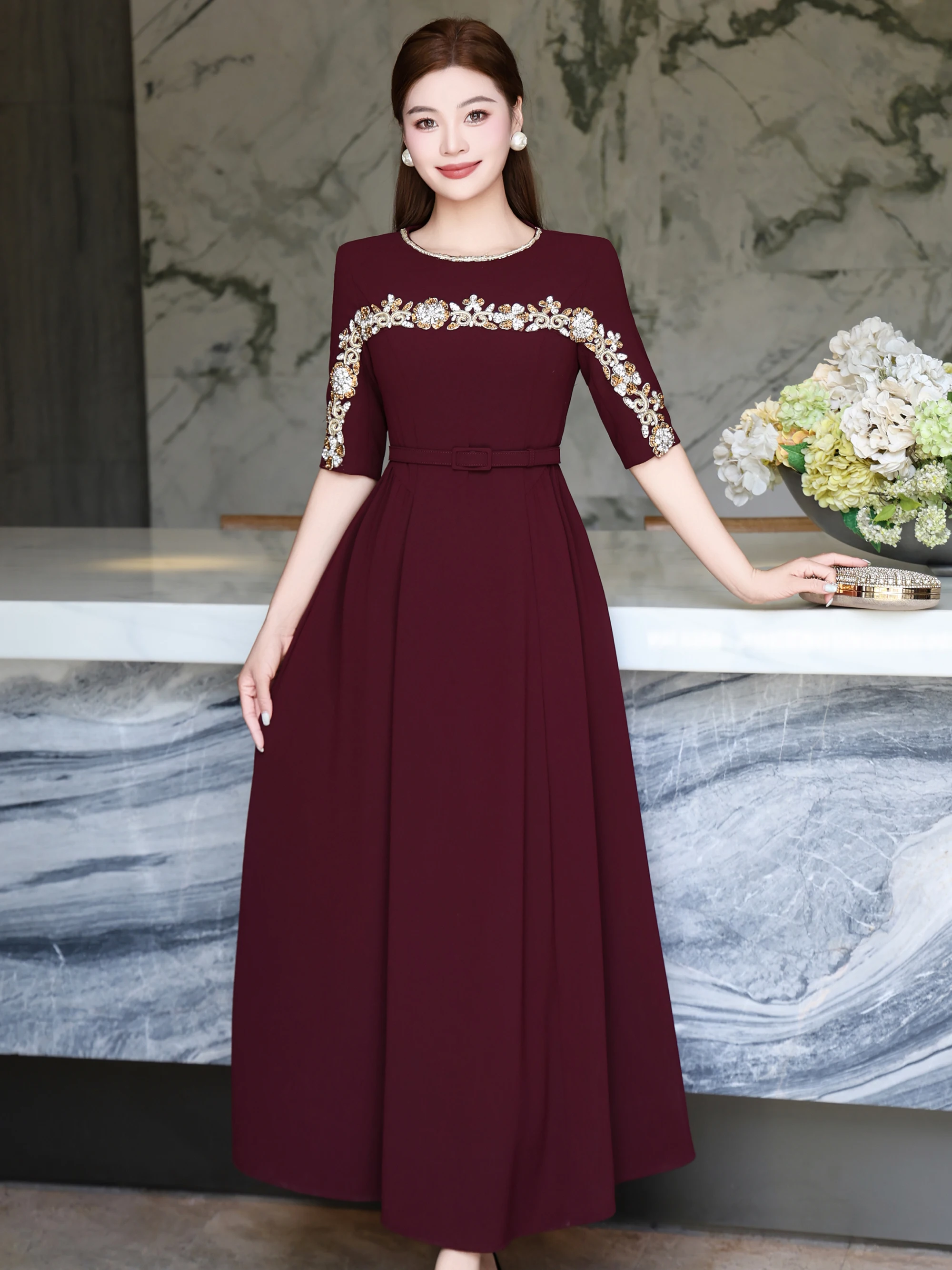 

Элегантное платье А-силуэта с богатой отделкой и вставками из страз, с завышенной талией, приталенное, цвет ангора-красный, модная коллекция Весна 2026