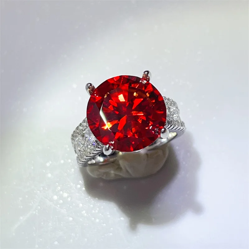 

Ярко-красное блестящее трехрядное кольцо с красными бриллиантами для женщин, 10 карат, муассанит, платина PT950 | Насыщенный цвет, струящееся сияние