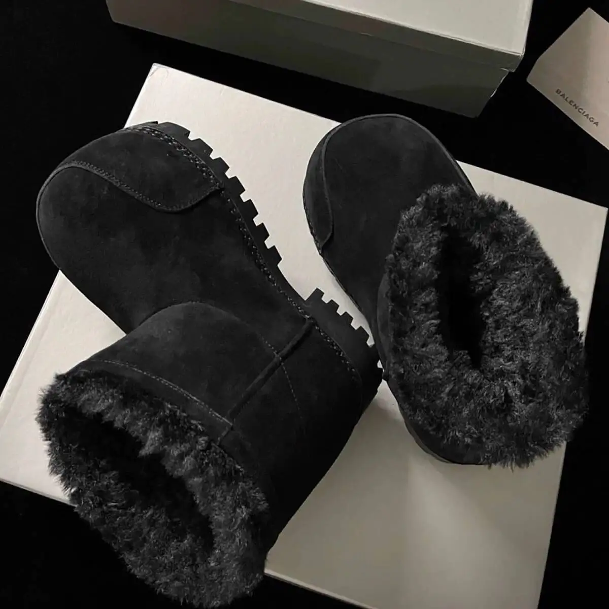 أحذية الثلوج النسائية الجديدة لخريف وشتاء 2025 سهلة الارتداء على منصة سميكة سوليد بمقدمة كبيرة أحذية دافئة من القص الصناعي