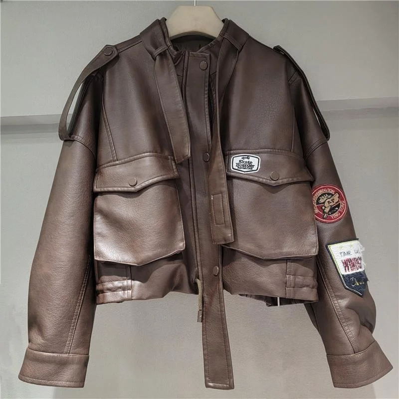 トレンディなレディースPUレザー ジャケット ダブルストリング ウエストシェイプ パッチワーク バイカー風 スリムコート コーヒーカラー ベイディテール