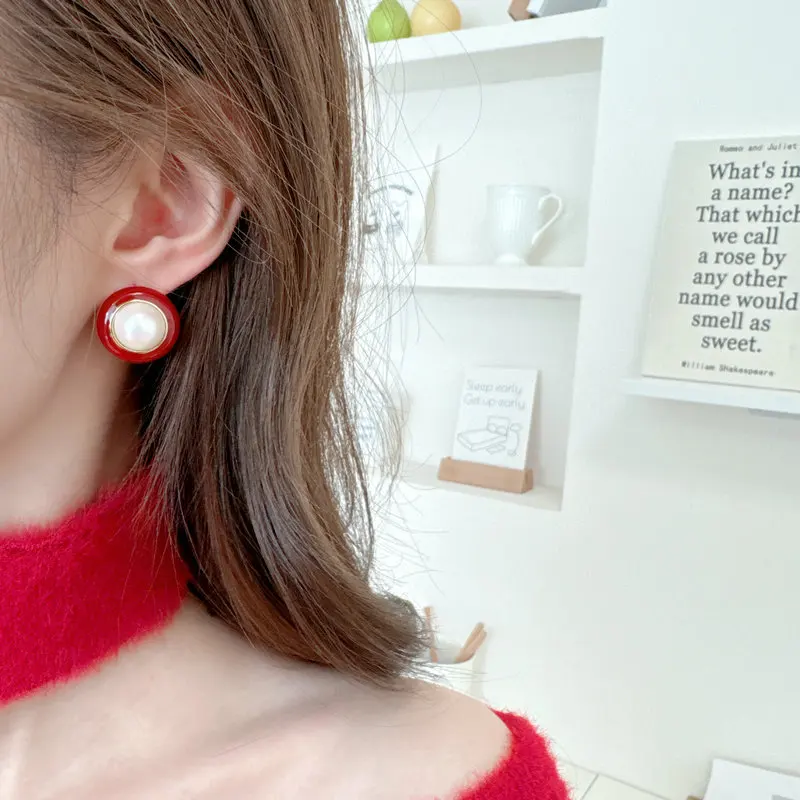 2025年新作のエレガントで高級感のある幾何学模様のラウンドイヤリングは、レトロな赤い幾何学模様のスタッドイヤリングを醸し出しています。