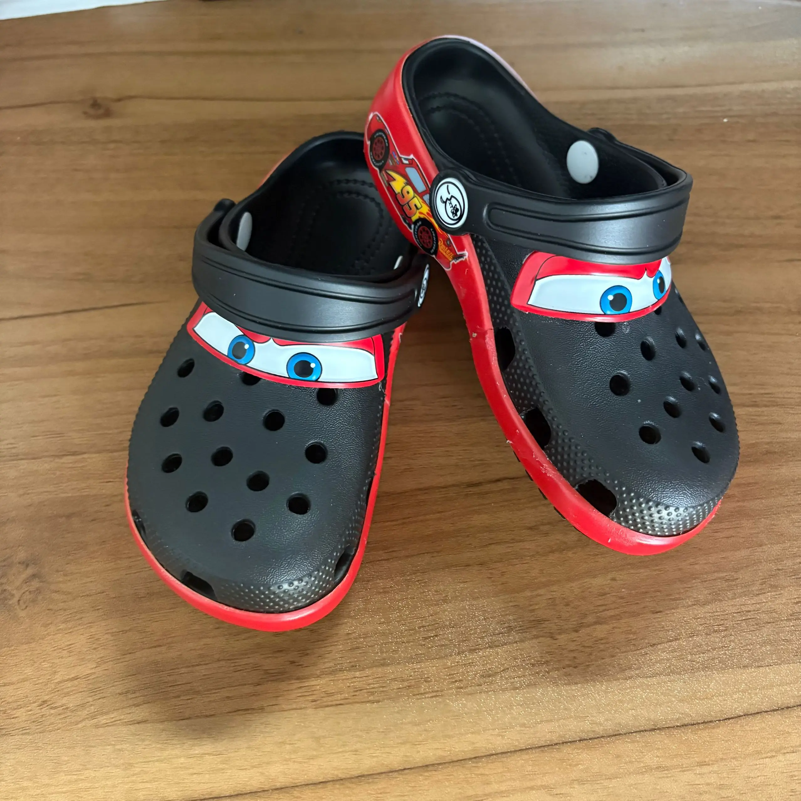 Sandalias deslizantes estilo cocodrilo Lightning McQueen Zapatos de playa transpirables antideslizantes negros Zapatos casuales al aire libre para niños niñas adultos