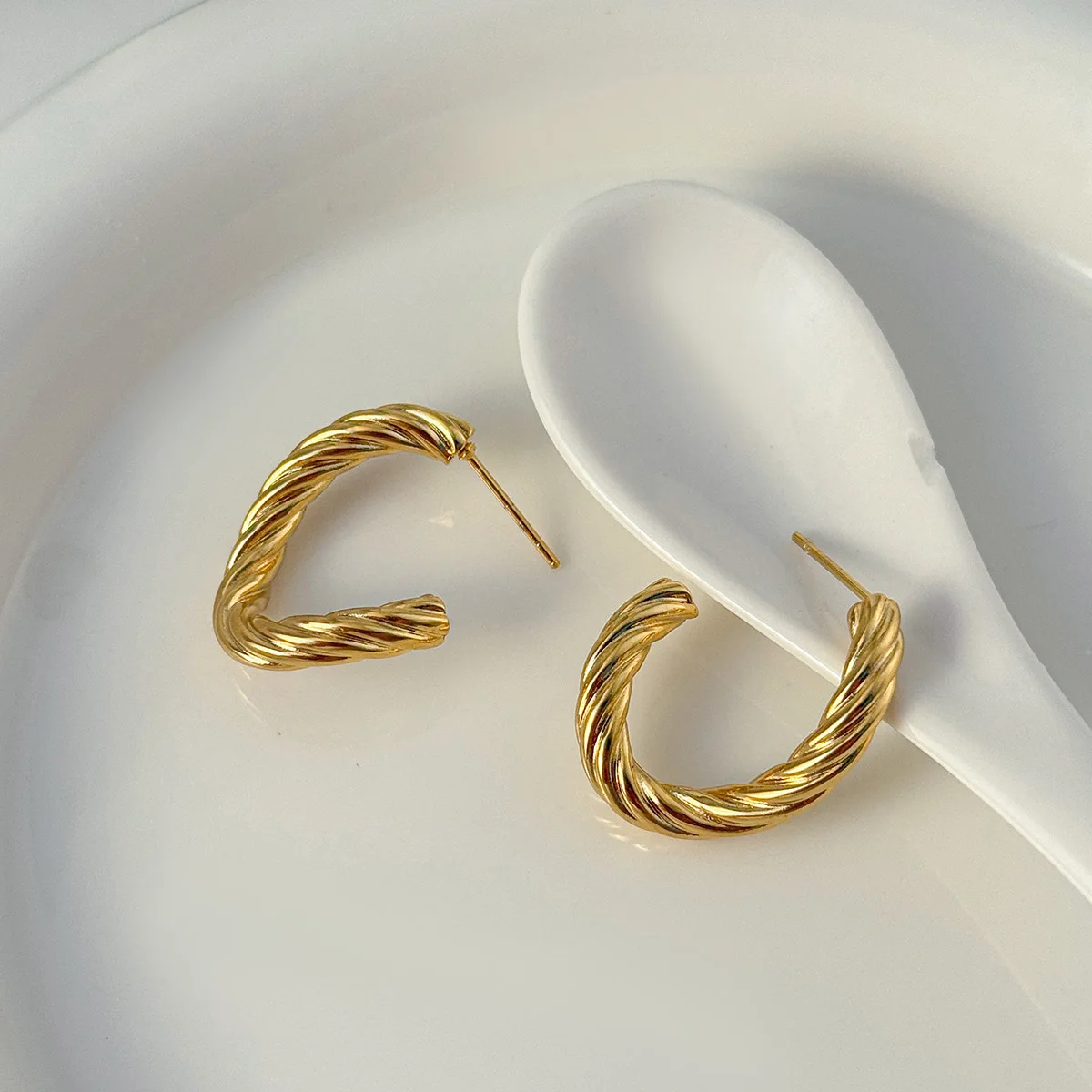 

Minimalist Style Women's C-Shaped Stud Earrings Geometric Stainless Steel Twisted 3D Twist Hoop Earring Prom Jewelry Accessories