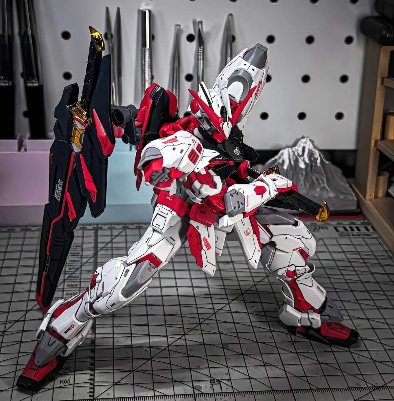 DABAN 8807 MG 1/100 Mars Red Astray Reprint MBF-P02 Model Kit Assembly Movable Robot Plastic Model Custom Toy Collection Gift