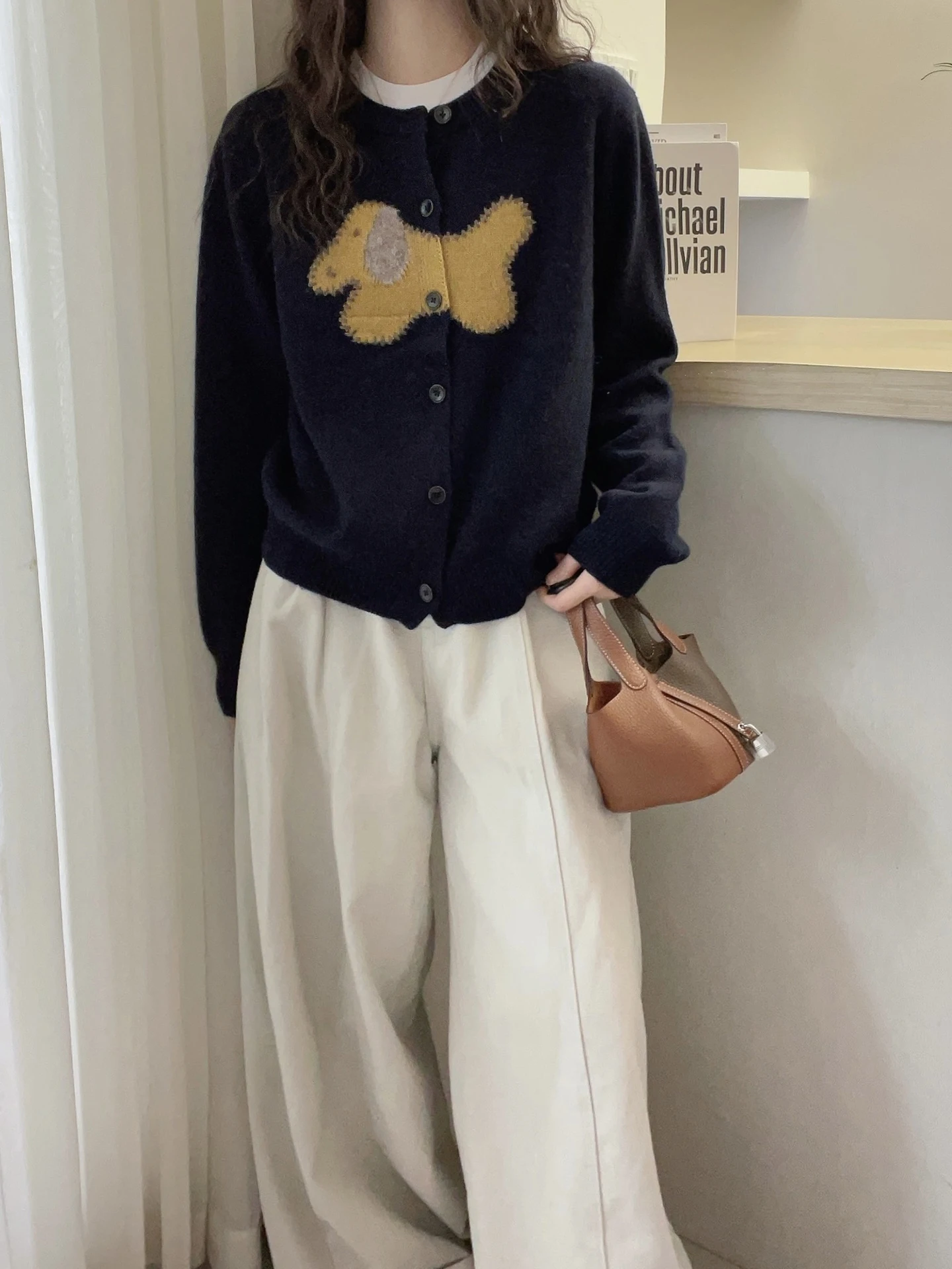 Suéter de punto largo informal con diseño de un solo botón y patrón de perro de dibujos animados en Camere, Top coreano suave de invierno