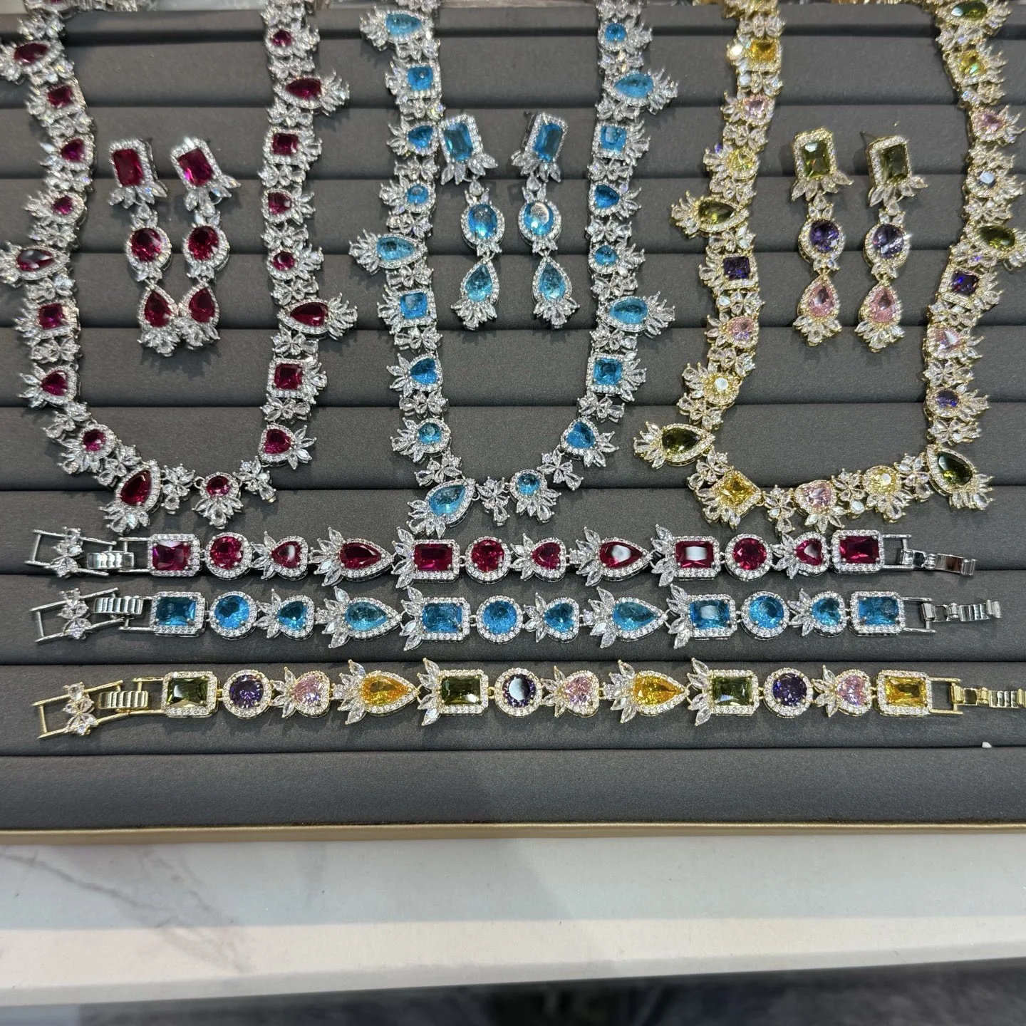 collana-orecchini-e-bracciale-di-lusso-alla-moda-per-donna-gioielli-brillanti-per-eventi-di-gala-matrimoni-cene-feste-fucsia-blu-giallo-unici