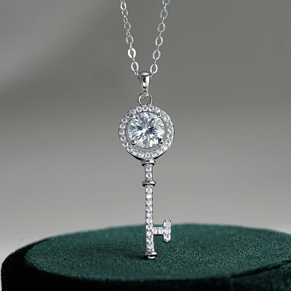 

18K Gold Inlaid Moissanite Key Necklace, Women's Classic Carat Pendant, Fashionable Platinum PT950 Diamond Collarbone Chain