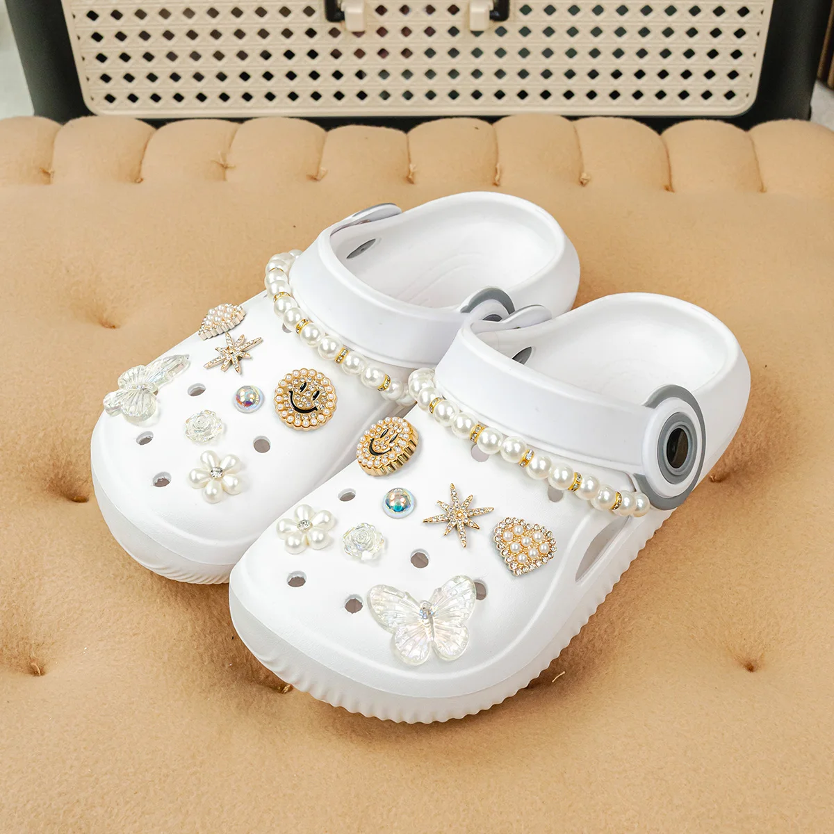 Nuevos dibujos animados de perlas, mariposas, cara sonriente, más fácil para combinar, zapatos Eva Croc, prendas de vestir exteriores para mujer, zapatillas planas antideslizantes, sandalias Baotou de moda 8899
