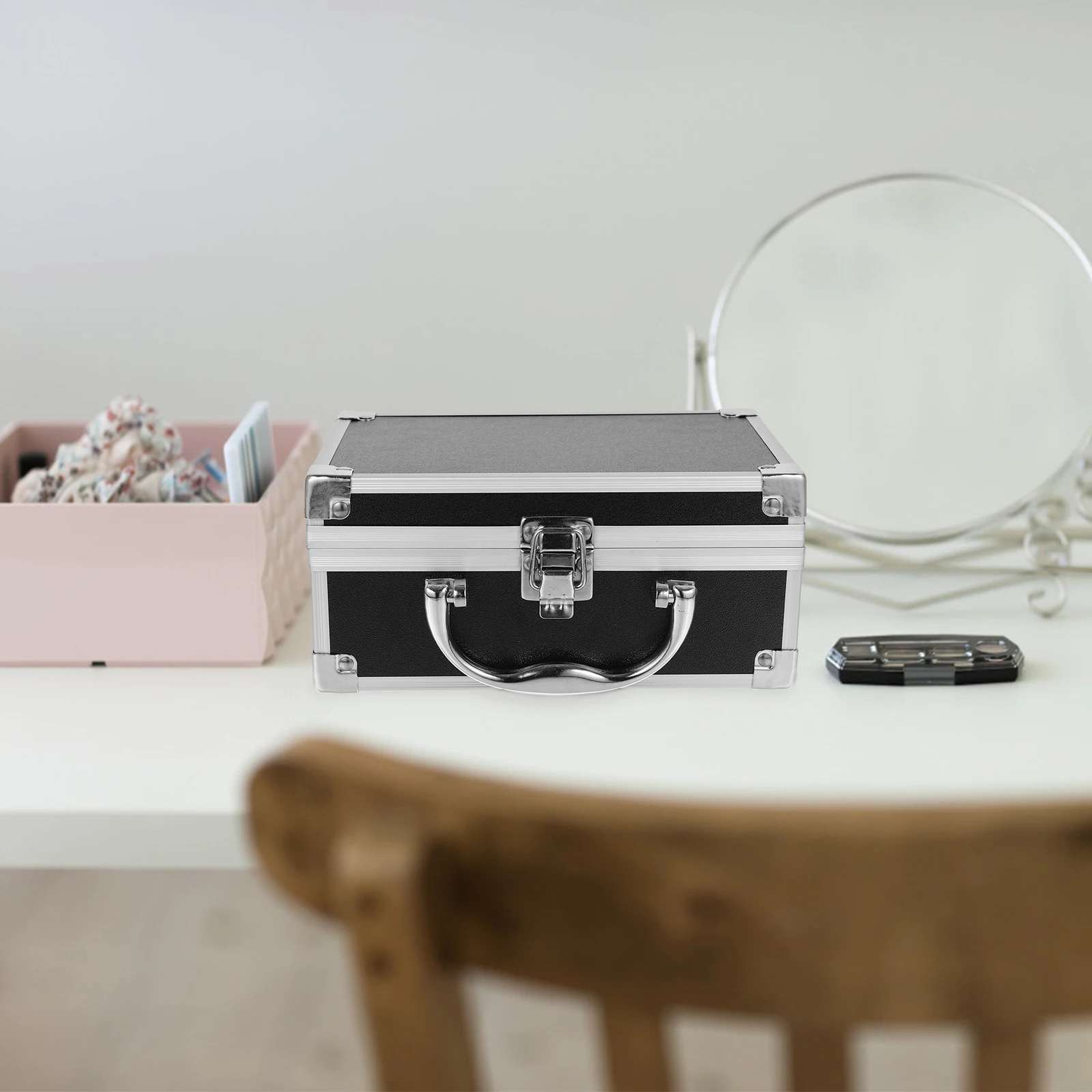 กล่องเก็บเครื่องสำอางพกพาแบบพกพา ทำจากอลูมิเนียมอัลลอยด์ กล่องเก็บของสำหรับเดินทาง กล่องใส่เครื่องมือทำเล็บ น้ำหนักเบา มีหูหิ้ว