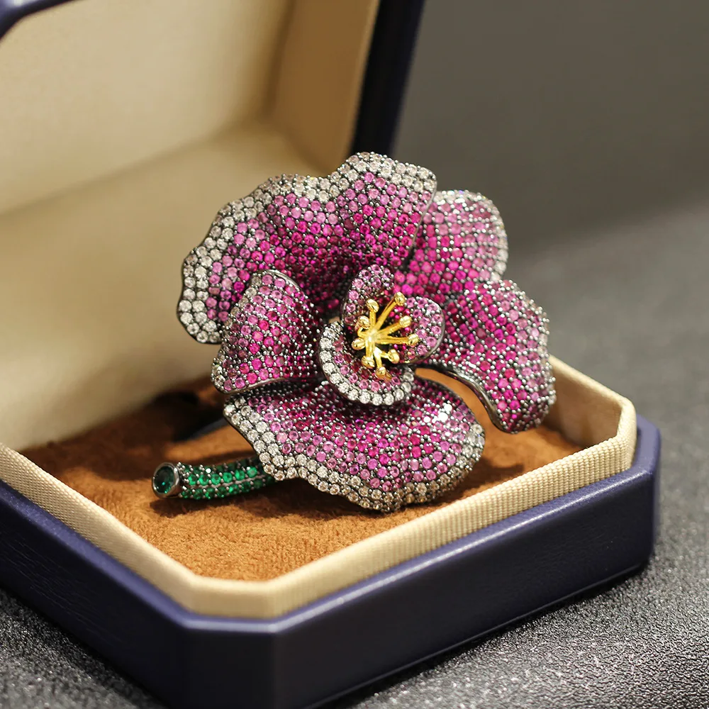 

New Three-dimensional High-end Camellia Flower Brooch Fashionable and Elegant Slightly Inlaid Zirconium Pins Jacket Accessories
