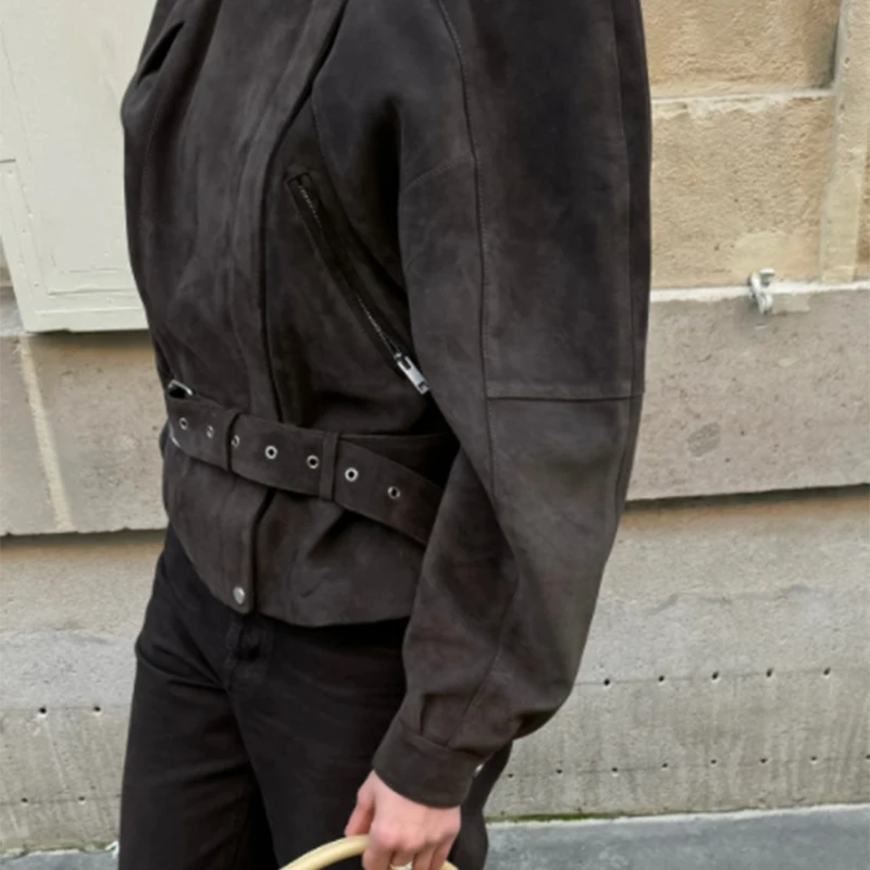 معطف نسائي لربيع 2025 من جلد الغزال قابل للتنفس للدراجات النارية مع حزام متعدد الاستخدامات من ألياف البوليستر بطول منتظم