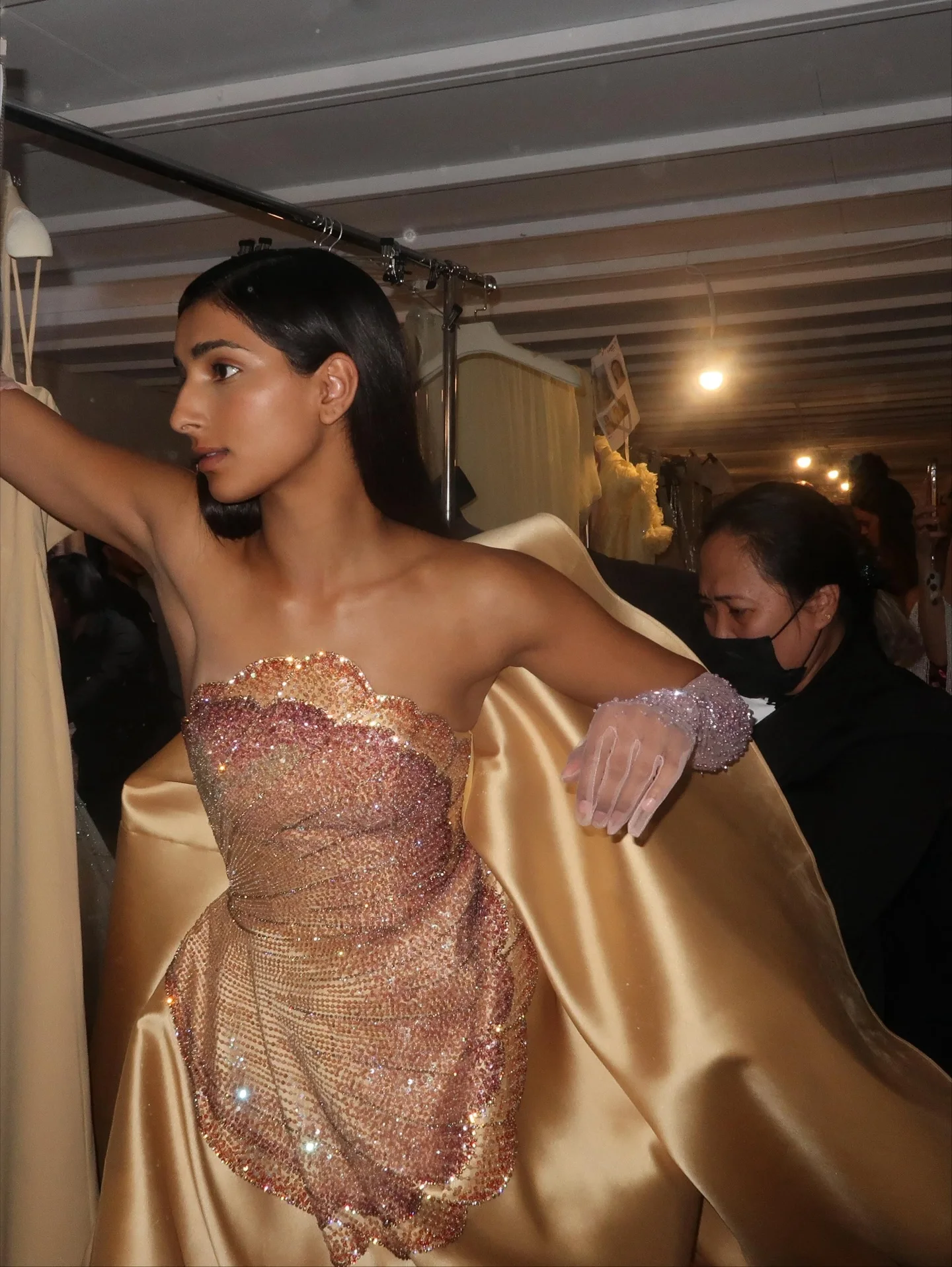 Sharon Said Dubai Luxuriöses Goldfarbenes Trägerloses A-Linien-Abendkleid mit Perlenbesetzten Handschuhen, Damen-Abendkleid SS377 Maßanfertigung – Detail 12
