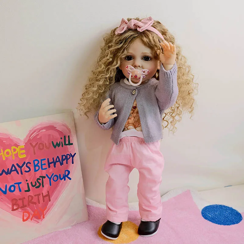 55 ซม.ไวนิล Reborn เด็กวัยหัดเดินผมสีบลอนด์หยิก Betty ตุ๊กตาเด็กเหมือนจริงของขวัญคริสต์มาสสําหรับ Grils