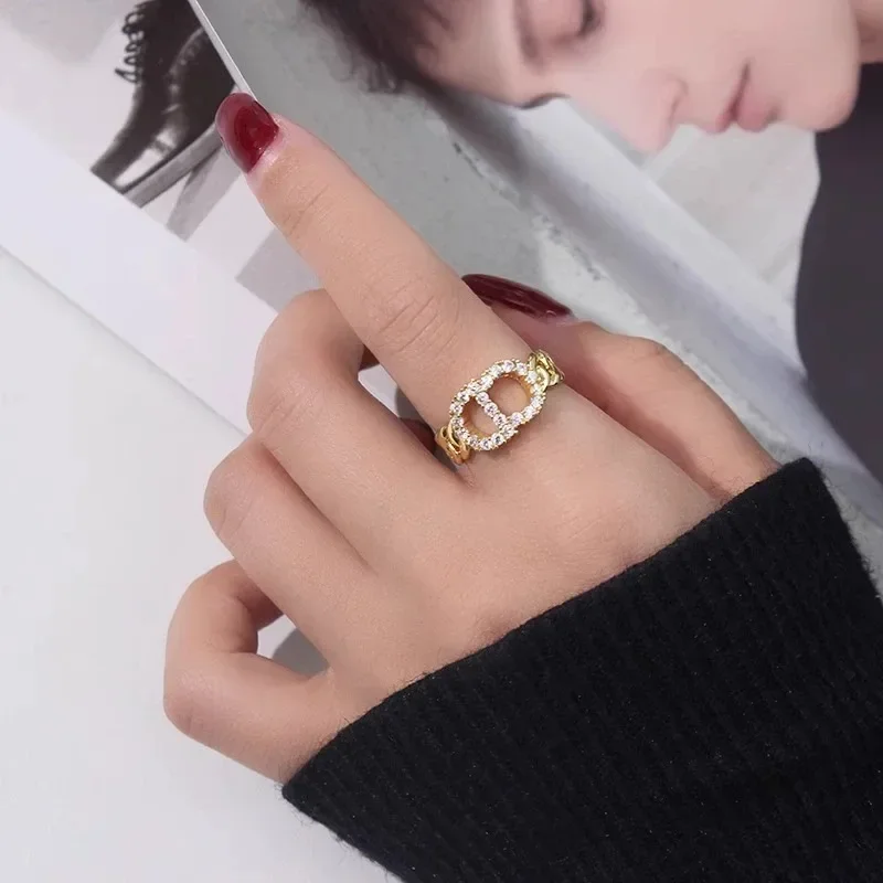 The Korean simple pig-nose ring is versatile, simple and light luxury with a slight zirconium setting 9527