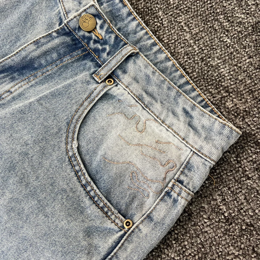 กางเกงยีนส์ขาสั้นเดนิมปักลาย Derchutze gjorts สีน้ำเงิน รุ่นใหม่ ทรงหลวม ขากว้าง สำหรับผู้ชายและผู้หญิง
