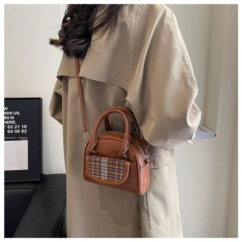 

B Niche Small Crossbody Bag Women Winter New Retro Female Shoulder Bag Handbag Western Style Joker Commuter Fashion Shoulder Bag