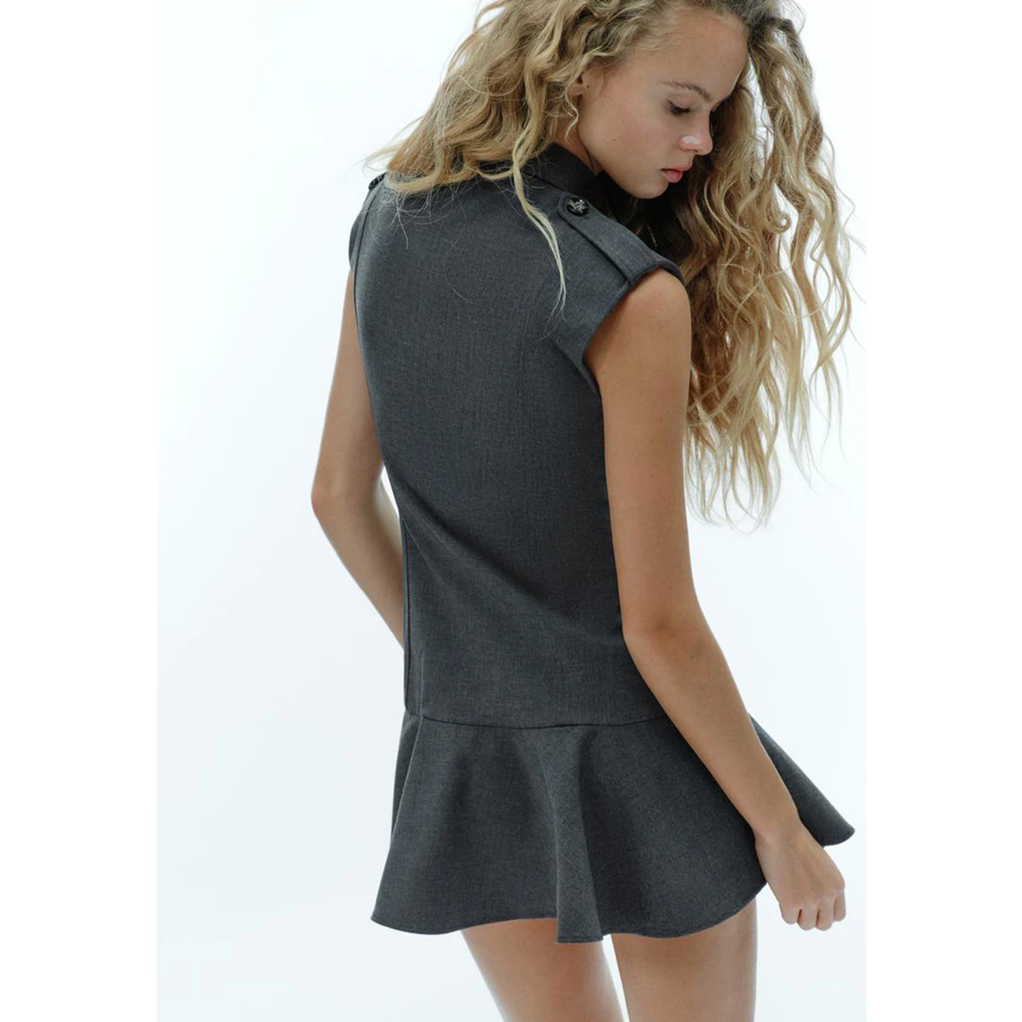 Novo Vestido Curto F de Inverno com Gola Virada, Sem Mangas, com Ombreiras e Decoração em Camadas, Silhueta Evasê, Est...