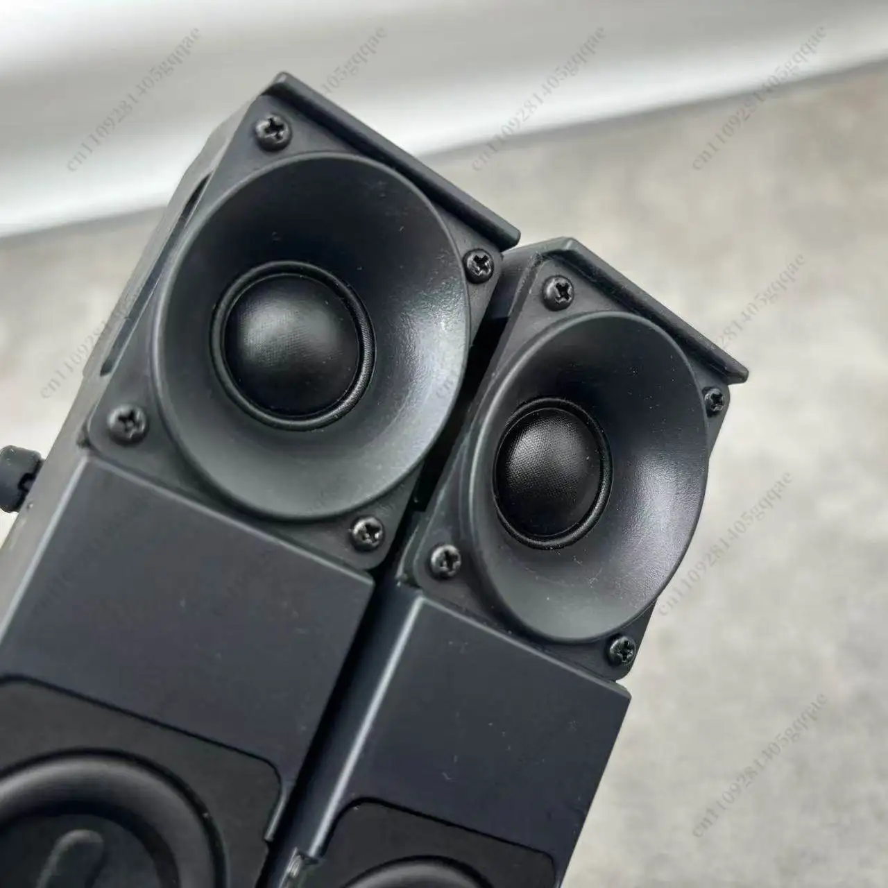 Ein Paar hochwertige audiophile Zwei-Wege-Lautsprecher, lange passive Lautsprecher – Detail 3