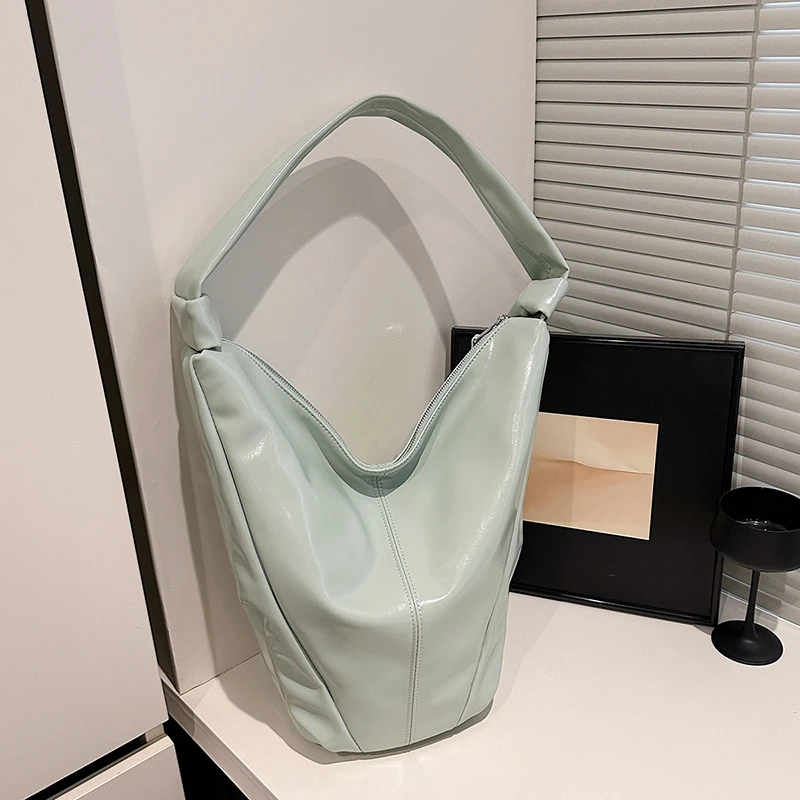 

2025 New Glossy PU Large Capacity Shoulder Bags Solid Simple Fashion Versatile Stylish Design Commute Style Tote Bags for Women