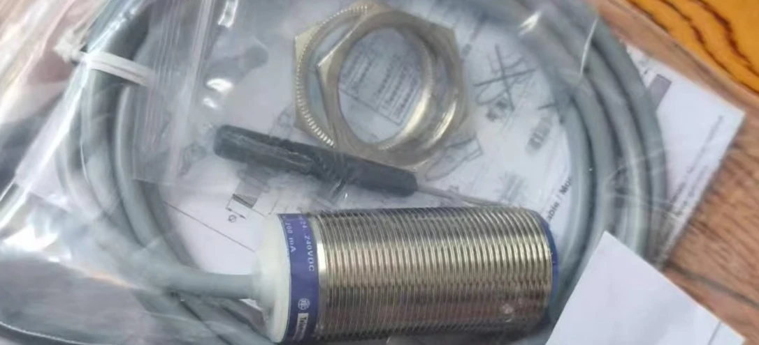 

New genuine inductive sensor XT130B1FAL2 proximity switch quality assurance for two years, physical shooting