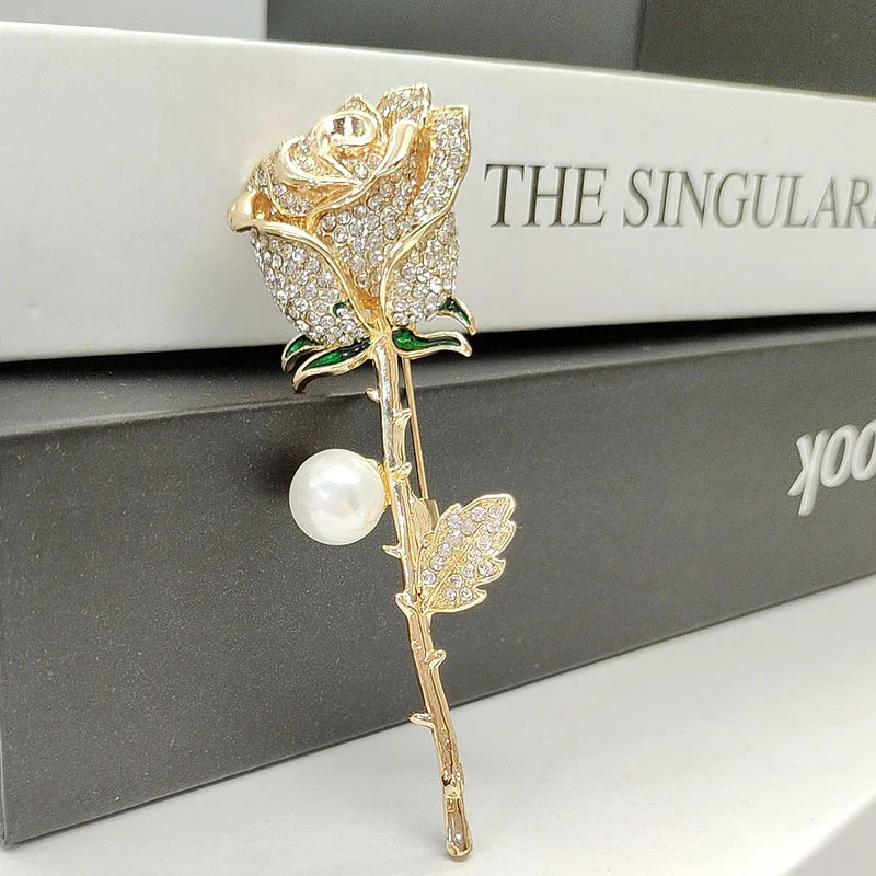 The new rhinestone rose brooch is fashionable and versatile. It is a high-end floral women's brooch
