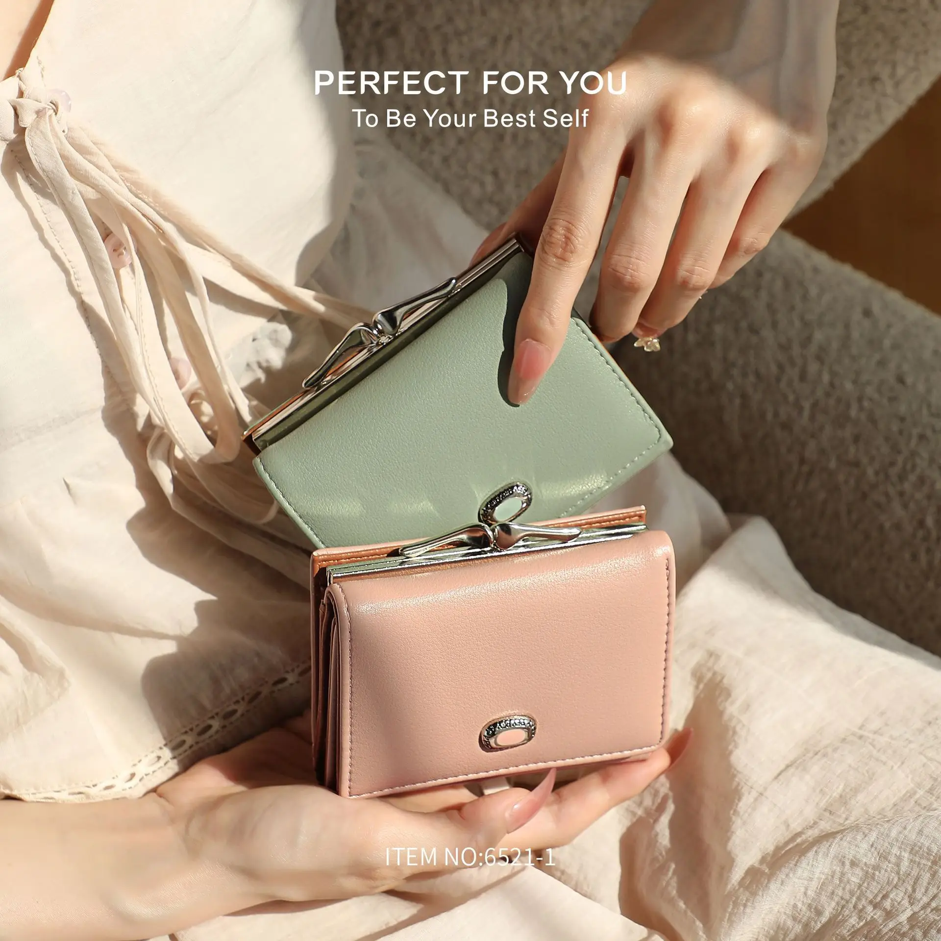 

Новый трансграничный кошелек 2025 года. Стильный и простой короткий кошелек большой вместимости со скидкой 30%. Женский высококачественный кошелек из искусственной кожи.