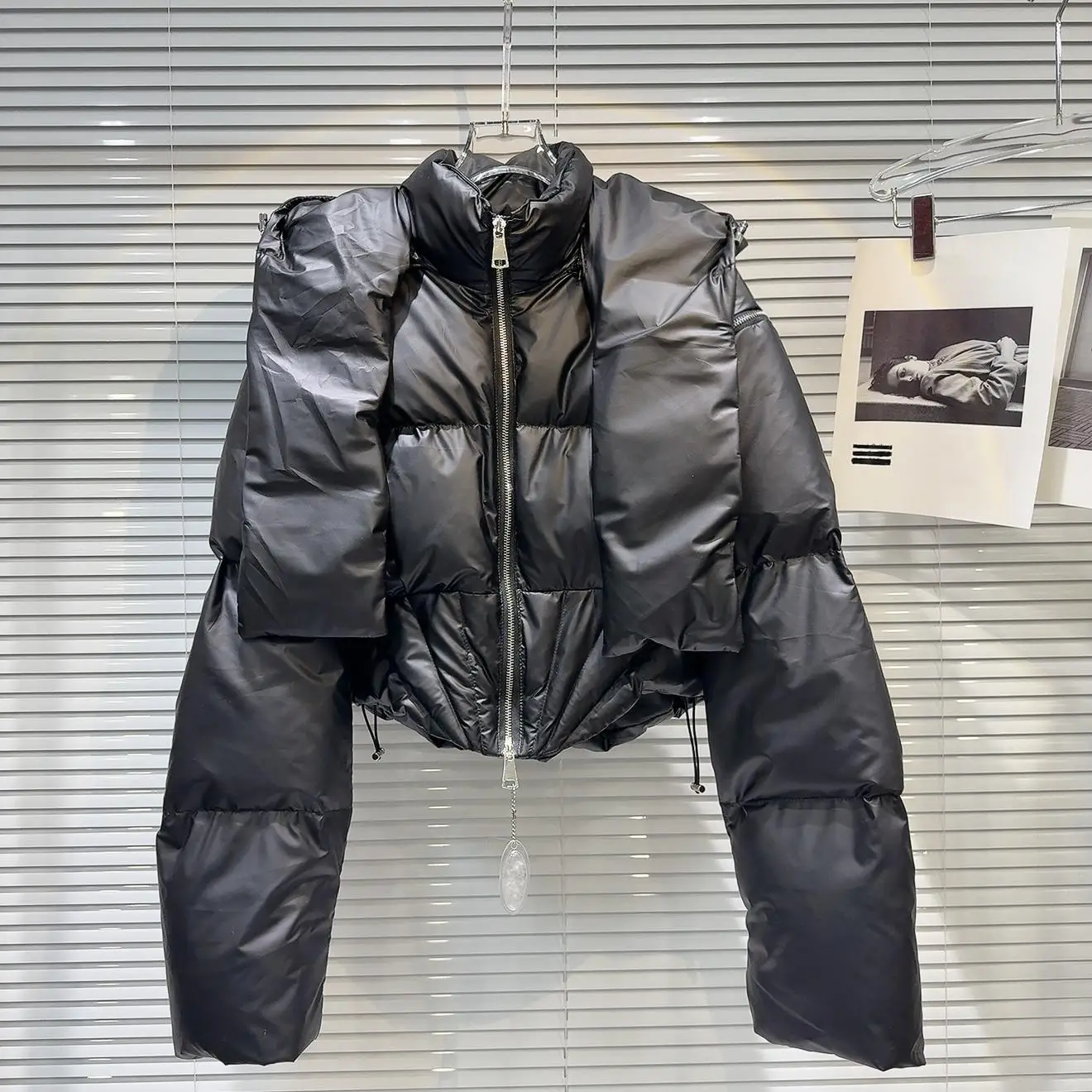 Zimowa kurtka puchowa z kapturem i szalikiem, modna odzież wierzchnia dla kobiet, biało-czarna, nowość 2025.