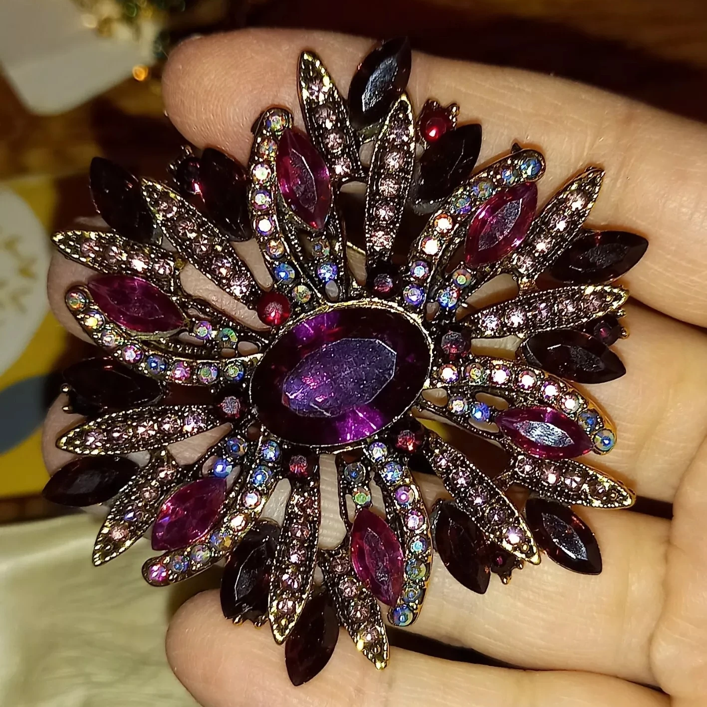 Classic Luxury Crystal Purple Flower Stunning Badges Brooch For Women Men Vintage Exquisite Rhinestone Shining Pin Accessories