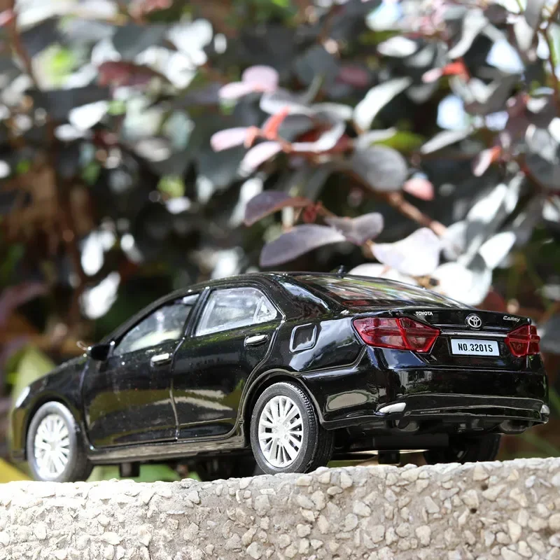Nuevo modelo de coche fundido a presión de aleación de Metal TOYOTA CAMRY a escala 1:32, modelo en miniatura con luz de sonido extraíble, juguetes para niños CarF