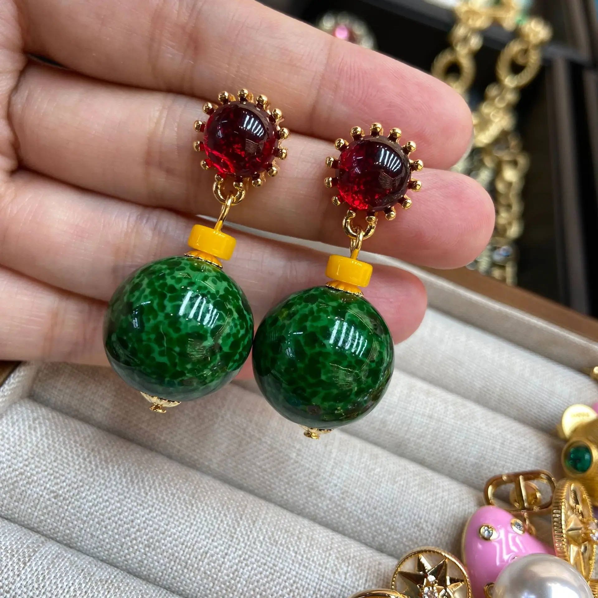 2025 Women's Green Glass Balls Frog Skin Premium Earrings Vintage Red Contrast Color Accessories Ladies Jewelry Banquet Gifts