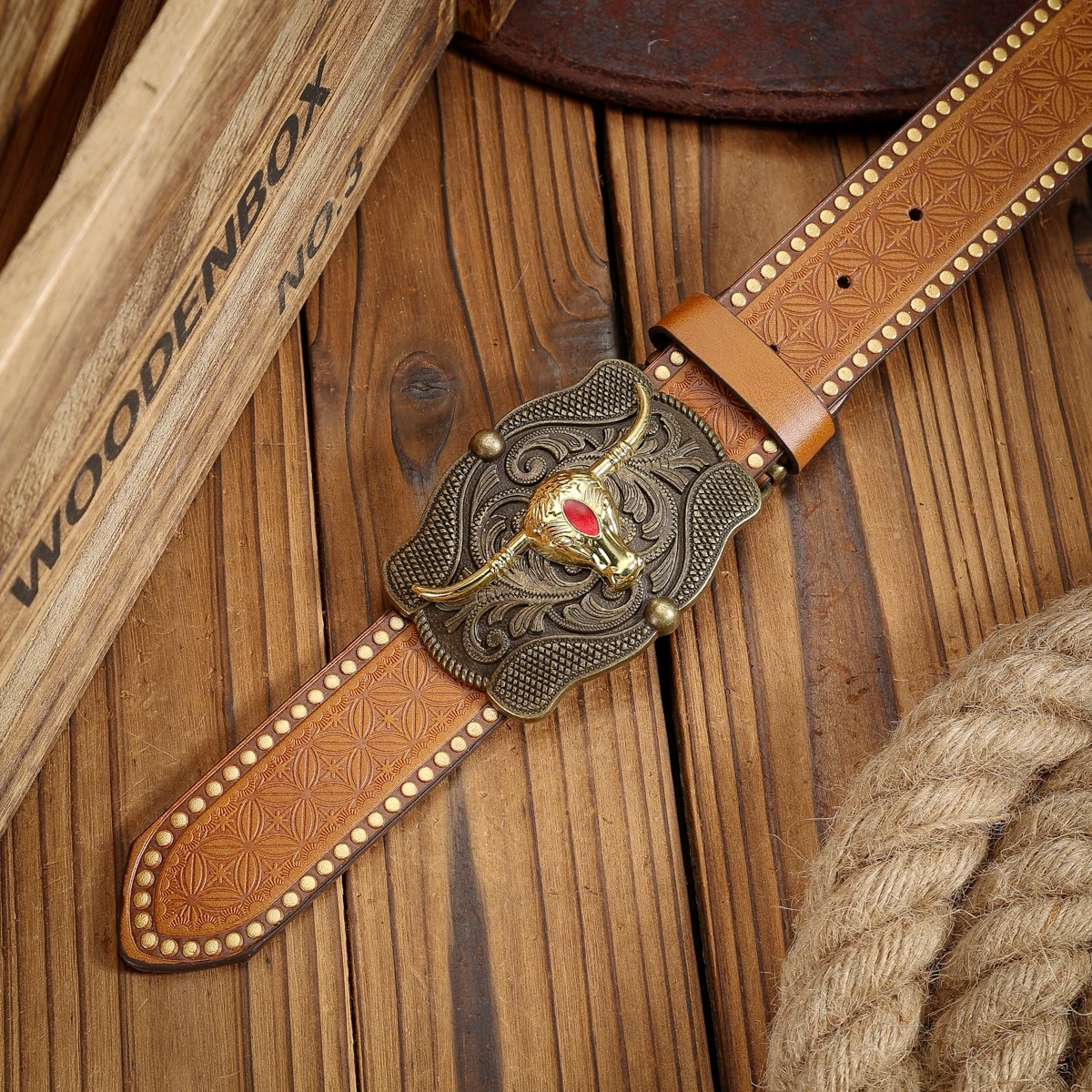 حزام PU بإبزيم على الطراز الغربي مناسب لكل من الرجال والنساء، وحزام كاجوال فريد من نوعه (مع أظافر مثقوبة)