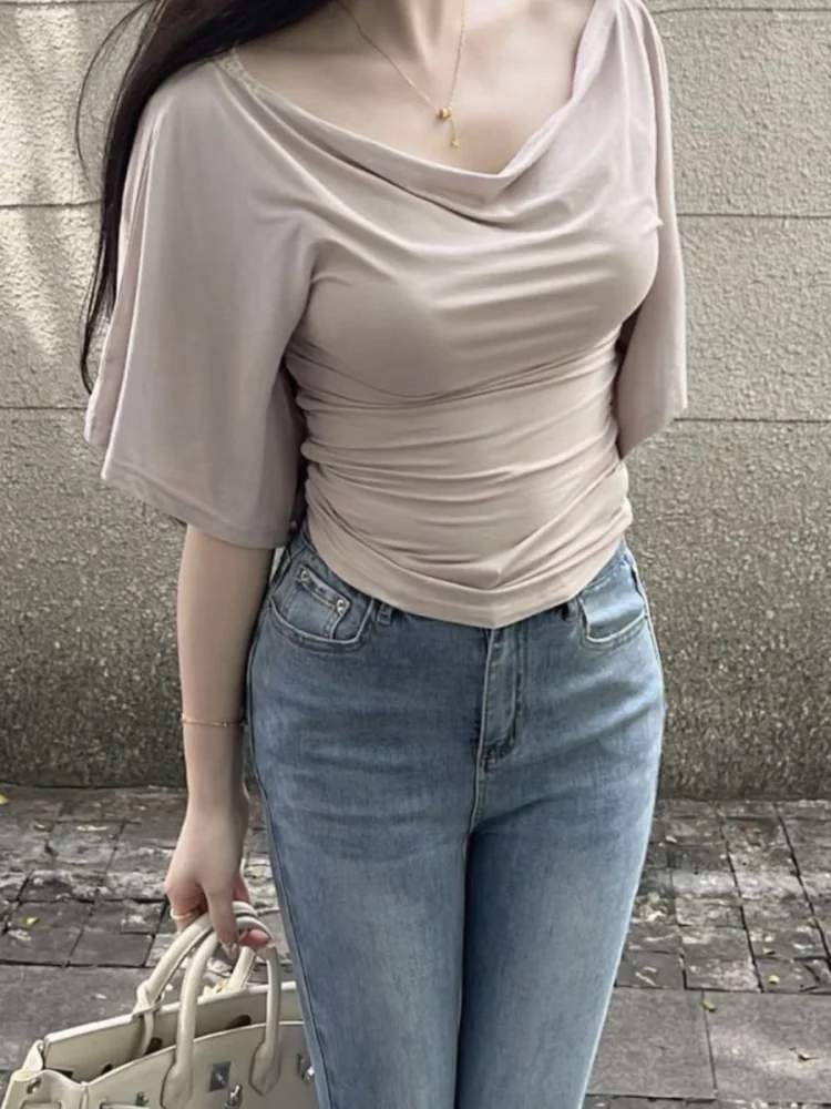 Damen-Top für den Sommer mit Schulterfrei-Ausschnitt und Trompetenärmeln, Schlankes T-Shirt, Elegantes Plissiertes Einfarbiges Pullover-Shirt – Detail 6